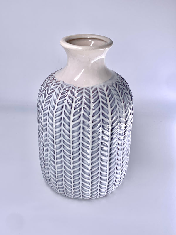 Jarra Alta Trabalhada com Detalhes Azuis -  Elegância e Charme na Decoração