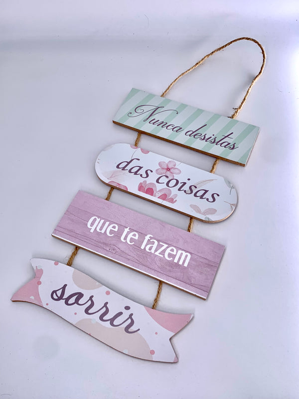 Placa Decorativa - " Nunca desistas das coisas que te fazem sorrir "