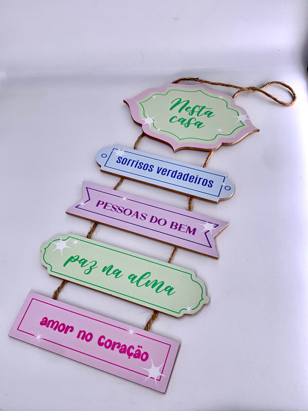 Placa Decorativa - " Nesta casa, sorrisos verdadeiros, pessoas do bem, paz na alma, amor no coração "