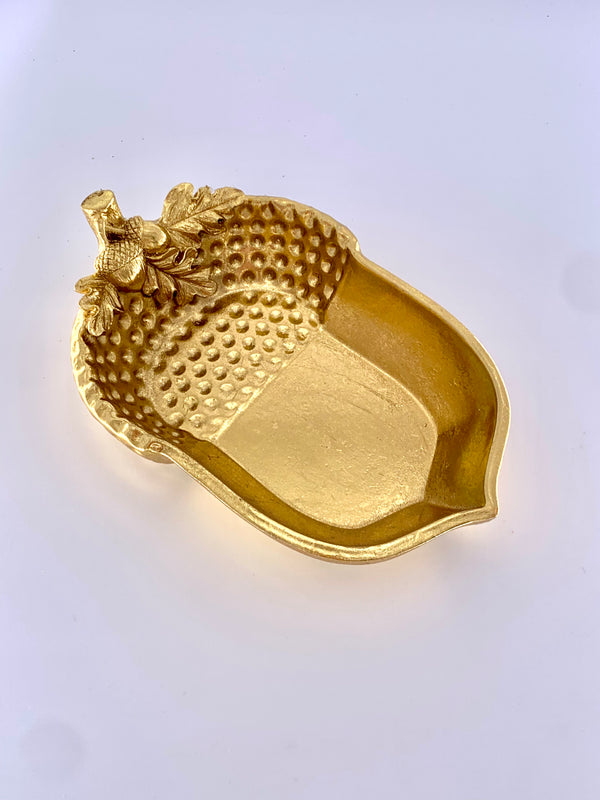 Prato Decorativo Dourado em Forma de Bolota -  Charme e Elegância Natural