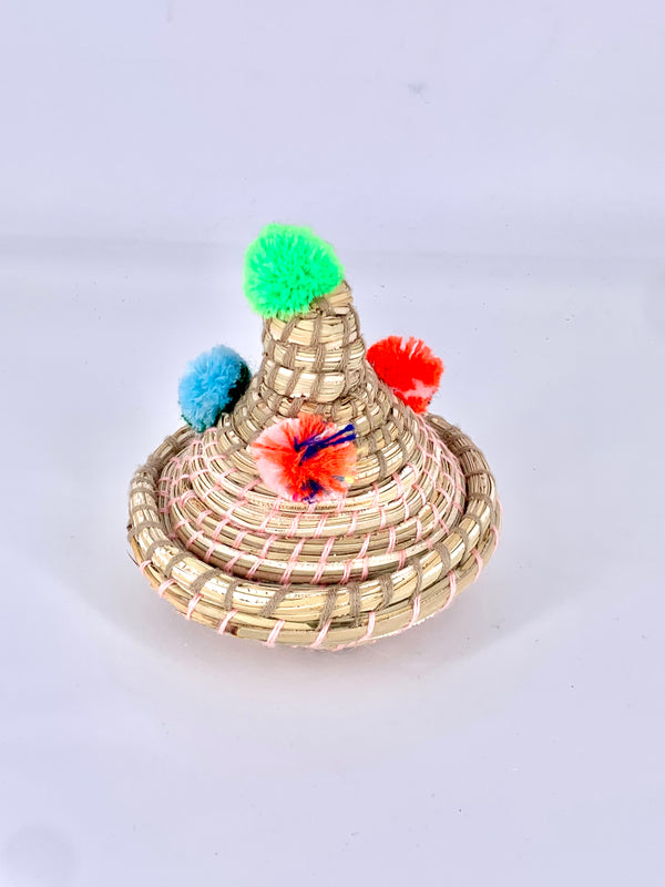 Cestinha Decorativa Artesanal com Tampa -  Palha Natural e Pompom Colorida