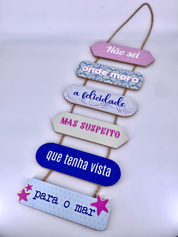 Placa Decorativa - “ Não sei onde mora a felicidade mas suspeito que tenha vista para o mar “