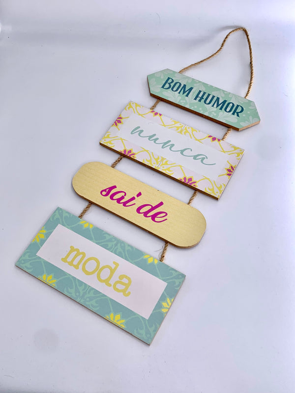 Placa Decorativa - "Bom humor nunca sai de moda"